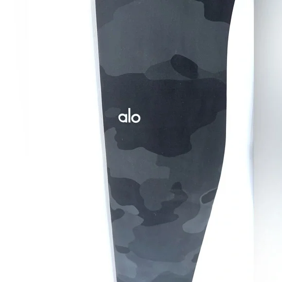 Alo Yoga Black Camo Vapor Leggings - Picture 5 of 9